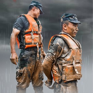 大堤上的零零后