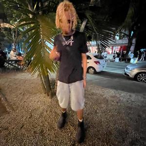 EtiquetaBalenciNoJeans’ (feat. purp & vell) (Explicit)