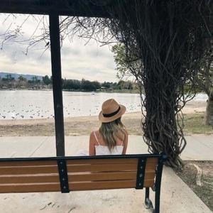 Óleo de una mujer con sombrero