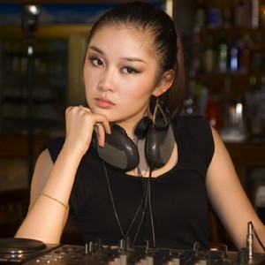 酒吧嗨到腰酸舞曲