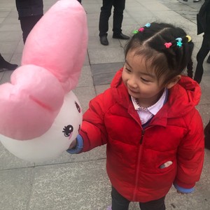 相信她, 关心她封面