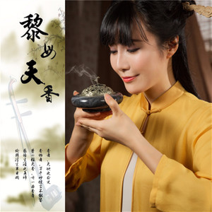 荡秋千的小女孩