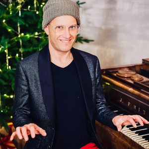 A ja siedzę przy kominie