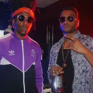 Hola Chica(feat. Pon2mik) (Explicit)