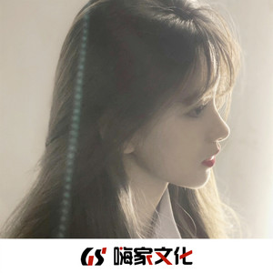 东边的山坡上有两头牛