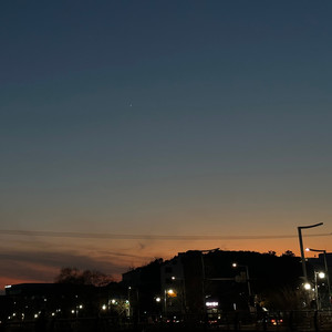 하늘은 눈을 뿌렸지만 내겐 비만 내리네 (Feat. ROSESIA) (虽然天空撒下雪,但对我来说只是下雨了)