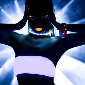 Queen of Beats: Deep House Vibes, Neon Nightclub Energy, Chill Party Lounge