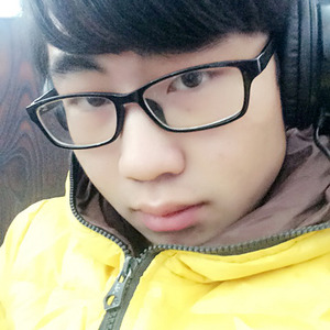 她只喝酒不说话