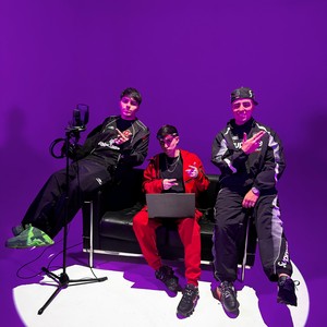 A Poca Luz (Explicit)