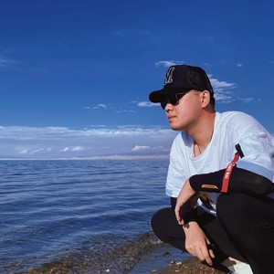 等候夕阳下的海