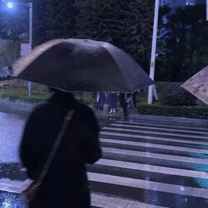 雨 淋 湿 了 天 空