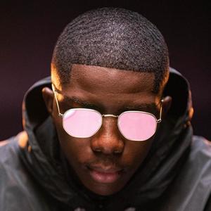 plaza athénée-uzi (Explicit)