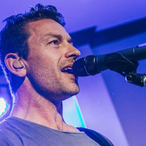 The MikMaks - Walking in Memphis (feat. Dean McInnes)