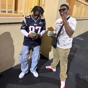Brakkin In My Black Tee (feat. Ogee) (Explicit)