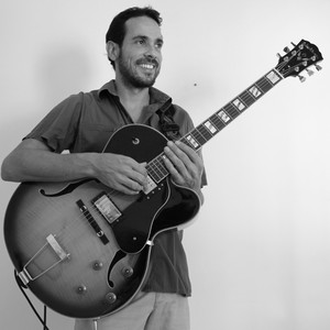 Enrique Peña - Siempre Llueve