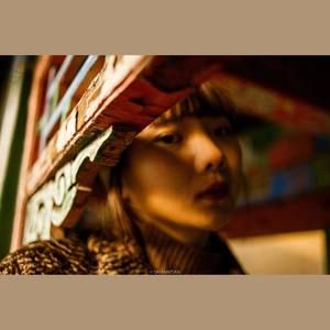 当日光淹没着颈窝