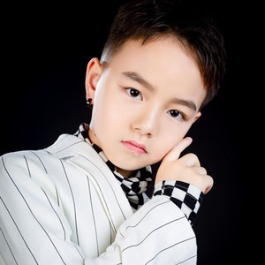 歌曲：枕着光的她