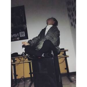 黑夜起床抽烟，双眼在打转。