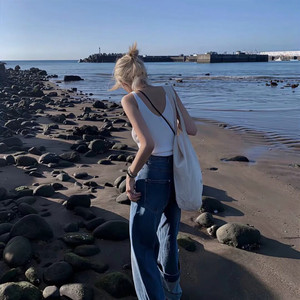 她风华正茂的年纪，凭什么跟着你吃苦