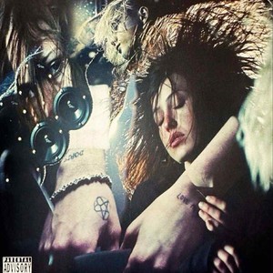 SIEDZE TU SAM (Explicit)