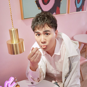 孔雀哥哥 - 孔雀开屏 (伴奏)