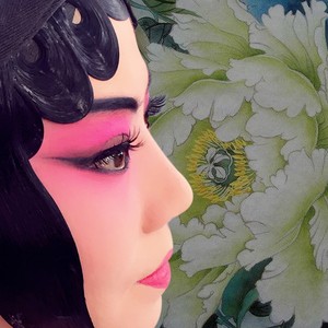 清早起来菱花镜子照