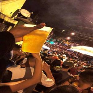 VAI DESCENDO COM COPÃO NO BAILE