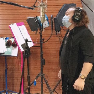 我手捧一束鲜花向你走来