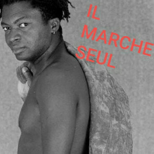 il marche seul