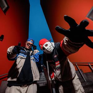 VIIS TÄHTEE FADDY PUFFER, KOLME TASKUU TÄYNNÄ ONGELMII, YKS VASTAUS, KAKS KYSYMYSTÄ, PUOLIKAS TRYFFELIL KUORRUTETTU PANINI, KEIKKAMYYJÄ JOKA VÄITTÄÄ ET TÄÄ ON 