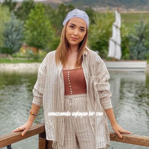 Omuzumda Ağlayan Bir Sen