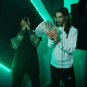 Shrug Shoulders (feat. BabyGGlo) (Explicit)