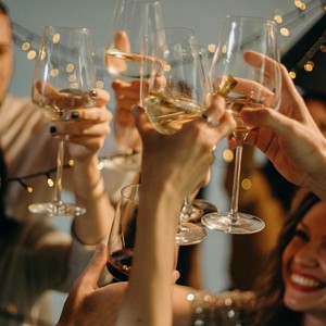 Bum bum bum pâș pâș pâș a seara din nou băuși