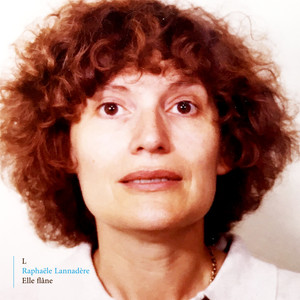 Elle flâne