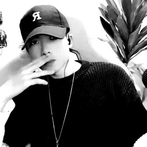 你是我坚决忘掉决然放下的人 (伴奏)