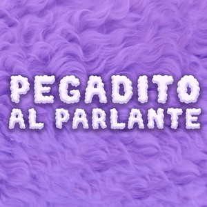 Pegadito al parlante