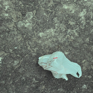 a gente vive menos que uma sacola plástica