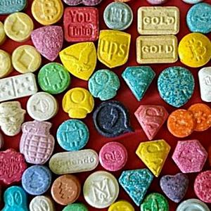 Larizzlemusic - Beaucoup Different Colors (Explicit)