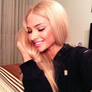 augüst, 3:37am in russia #touch (Explicit)