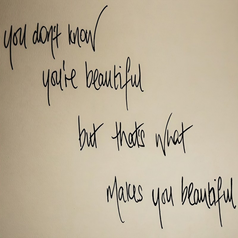 WhatMakesYouBeautiful封面