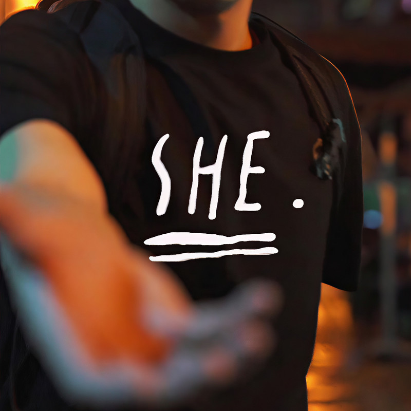 SHE.封面