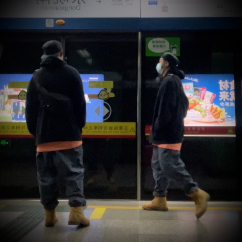 默默地在傻笑封面