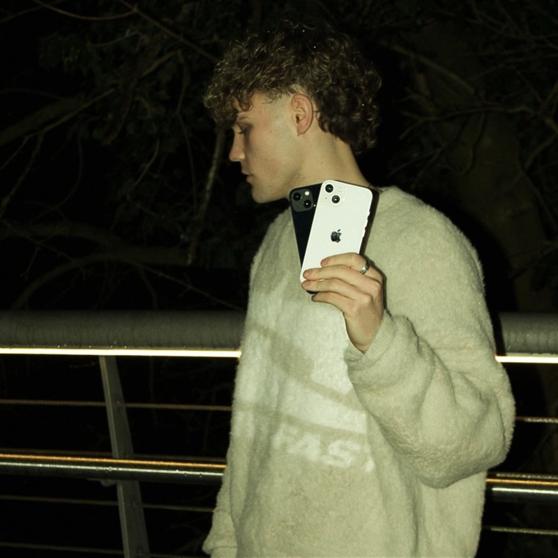 2iPhones封面