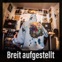 Breit aufgestellt (Explicit)