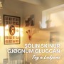 Sólin skínur gjøgnum gluggan