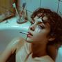 Ｓｍｏｋｉｎｇ ａｌｏｎｅ ｉｎ ｂａｔｈｔｕｂ
