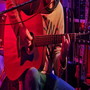 אסי זיגדון והגיטרה בהופעה אינטימית
