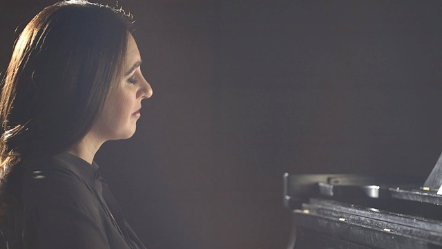 Pianist Simone Dinnerstein Plays Johann Sebastian Bach's Inventions Nos. 8 and 4