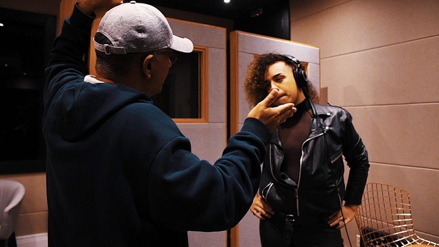 "巴西麻辣鸡"gloria groove新单《coisa boa》扮小丑女mv释出!