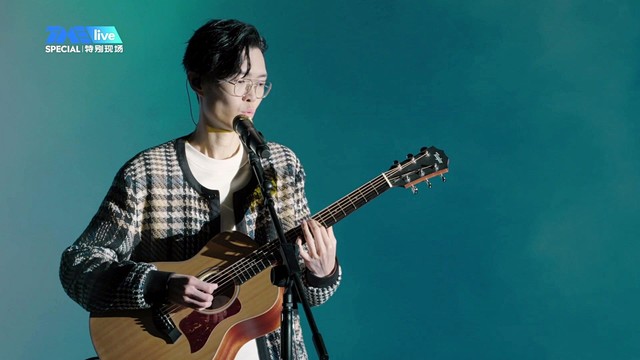 金曲歌王方大同超强转音再唱《爱爱爱》,吉他弹唱一句就融化辽!